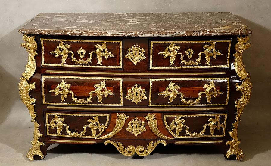 Commode d'époque Régence exceptionnelle garniture de bronzes aux dragons